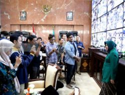 Risma Sambut “Influencer” Surabaya di Ruang Kerjanya