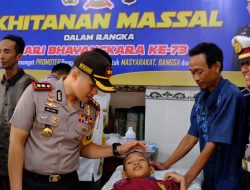 Polres Bojonegoro dan Jamaah Mushola Al Hadi Gelar Khitan Massal