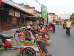 FKMB UINSA Bagikan Ratusan Masker dan Nasi Bungkus  ke Tukang Becak