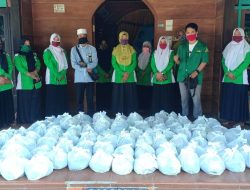 LAZIZNU, Muslimat dan Ansor Bubulan Bagi-Bagi Sembako ke Warga