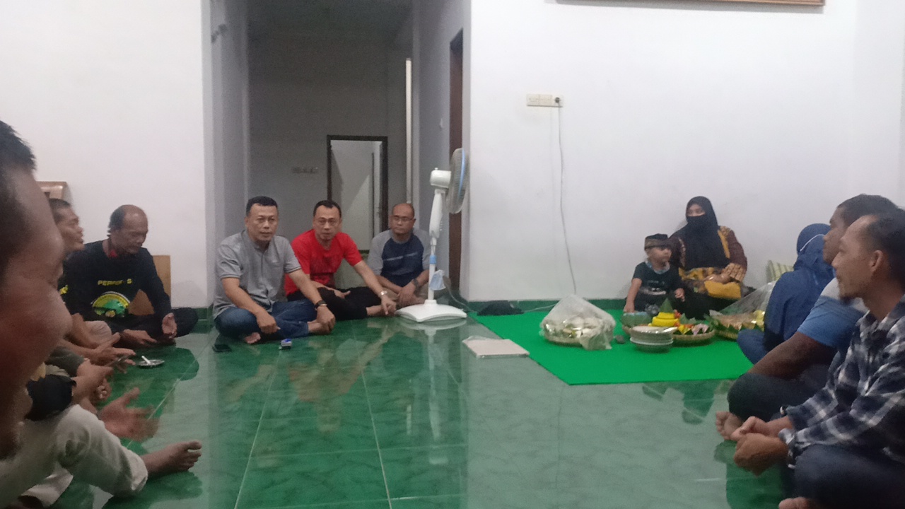 Pedagang dan masyarakat memberikan kejutan kepada sugiri sancoko dengan mengantarkan tumpeng (foto:amar)