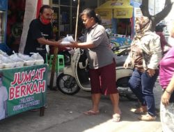 Relawan Semut Ireng Adakan Jum’at Berkah di Depan Posko