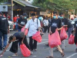 Relawan Sugiri Lisdyarita Bersihkan Sampah Setelah Selesai Daftar ke KPU