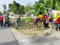 Jaga Lingkungan Tetap Bersih, Babinsa Posramil Gayam Dan Warga Ringintunggal Kerja Bakti Bersama
