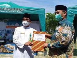 Kakankemenag Tuban Serahkan Sertifikat Pengukuran Arah Kiblat kepada Bupati
