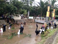 Forkopimca Kecamatan Semanding Bersama Elemen Tokoh Masyarakat laksanakan Bersih-bersih Sungai