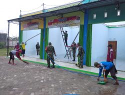 Danramil Senori Bersama Anggota Kepolisian Laksanakan Karya Bhakti Pasca kejadian Bencana Angin Puting beliung