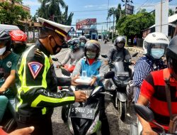 Sat Lantas Polres Bojonegoro Bagikan Nasi Kotak Sembari Sosialisasikan Tertib Berlalu Lintas