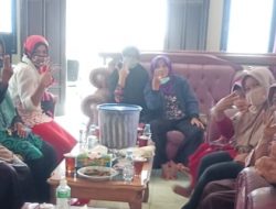 Emak-Emak Bergerak Dor to Dor, Demi Mbois