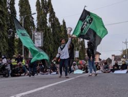 DPRD Ponorogo Kosong saat HMI Ponorogo Aksi Tolak UU Cipta Kerja