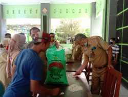 PLT Kepala Dinas Sosial Beserta Sekretaris Dinas Chek Kualitas Komoditi Beras BPNT di Kecamatan Soko