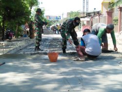 Bentuk kepedulian Aparat Teritorial terhadap warga Binaan melalui Karya Bakti dalam Pengecoran Jalan Desa