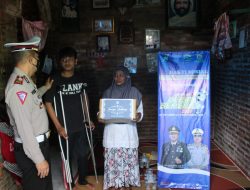 Hari Kedelapan Operasi Zebra Semeru 2020, Polres Bojonegoro Kunjungi Korban Kecelakaan
