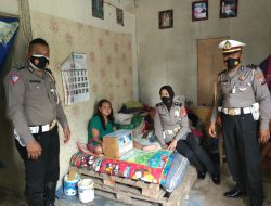 Bentuk Kepedulian Kepada Penderita Tumor, Kanit Dikyasa Satlantas Polres Bojonegoro Kunjungi Ibu Imawati