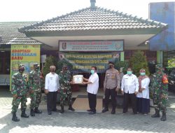 Danramil Soko Beserta Forkopimca Kecamatan Soko Serahkan APD di Puskesmas Soko