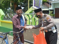 Jum’at Berbagi,Unit Dikyasa Satlantas Polres Bojonegoro Bagikan Nasi Kotak kepada Para Jama’ah Sholat Jum’at di masjid Al Fattah