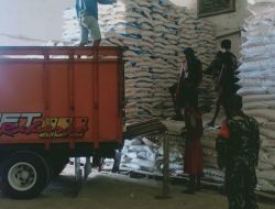 Anggota Koramil dan Polsek Kawal Pupuk Bersubsidi Sampai ke Kios