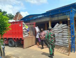 KORAMIL 0811/14 Kerek Bersama Polsek Kerek Kawal Pendistribusian Pupuk Bersubsidi