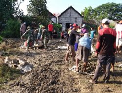 Antisipasi bencana Banjir anggota Koramil 0812/04 Tikung lakukan karya bakti peninggian tanggul