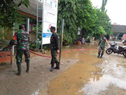 KORAMIL 0811/06 PLUMPANG KERJA BAKTI BERSIHKAN LUMPUR BANJIR