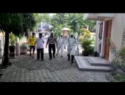 Anggota unit Dikyasa Satlantas Polres Bojonegoro Laksanakan Penyemprotan disinfektan di beberapa Tempat ibadah