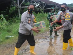 ASTUTI, Korban Banjir Kiriman di Desa Sukorejo Dapat Bantuan Dari Kapolres Bojonegoro