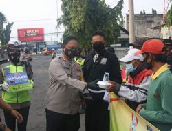 ASTUTI, Kapolres Bojonegoro Bersama BKP, Senkom Bagi-Bagi Nasi Kotak Dan Masker