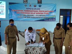 Kepala BNNK Tuban memberikan Informasi dan Edukasi P4GN melalui kegiatan sosialisasi kepada Siswa-siswi SMAN 1 Plumpang serta Penandatanganan Pernjanjian Kerjasama