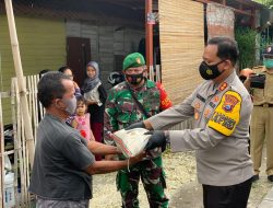 Bantu Warga Yang Kurang Mampu Dampak Covid-19, Kapolres Bojonegoro Terjun Langsung Untuk Salurkan Paket Sembako Dan Masker