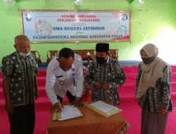 Kepala BNNK Tuban melaksanakan Penandatanganan Perjanjian Kerjasama tentang P4GN dengan SMAN 1 Jatirogo