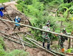 Danramil Sukosewu, BPBD Bojonegoro dan Masyarakat Gotong Royong Pasang Penahan Longsor