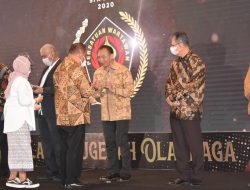 Ketua Umum Rugby Didik Mukrianto Menerima penghargaan olahraga Dari SIWO PWI