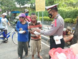 Cegah Covid-19, Satlantas Polres Bojonegoro membagikan Masker dan Nasi Kotak