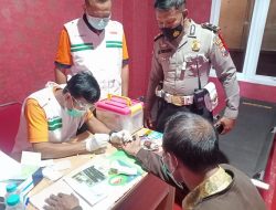 Petugas Satlantas Polres Bojonegoro Adakan pemeriksaan kendaraan R2 dan Roda 4 Di Seputaran Pos Jambaean