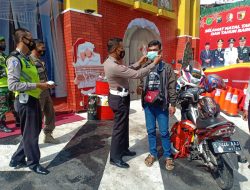 Petugas Pos Pam Jambean Bagikan Ratusan Masker