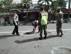 Banyak Jalan Nasional yang Berlubang, Satlantas Polres Bojonegoro Gerak Cepat Memberikan Tanda