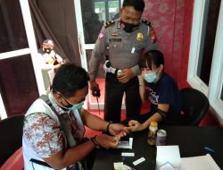 Petugas POS PAM Jambean Bagikan Ratusan Masker