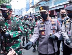 Pantau Prokes, Panglima TNI dan Kapolri Bagikan Masker di Pasar Tanah Abang