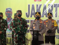 Pantau Prokes, Panglima TNI dan Kapolri Bagikan Masker di Pasar Tanah Abang