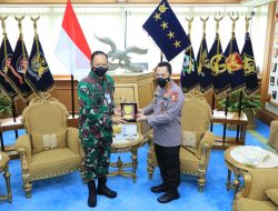 Kunjungi KSAU, Kapolri Harap Sinergitas Dari Atas Hingga Bawah Tegakan Displin Prokes Masyarakat
