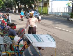 Satlantas Polres Bojonegoro Sosialisasikan KAMSELTIBCARLANTAS dan Prokes Covid19 di Pangkalan Becak