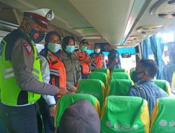 Kasatlantas Polres Bojonegoro Bersama Dinas Perhubungan Serta Anggota Satpol PP Bagikan Masker di Terminal dan Stasiun Kereta Api Kabupaten Bojonegoro