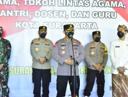 Bersama Wali Kota Solo, Kapolri Tinjau Vaksinasi Dosen dan Pemuka Lintas Agama