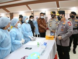 Kapolri Tinjau Vaksinasi Massal di Manado