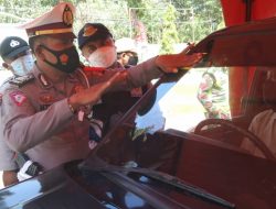 Satlantas polres Bojonegoro Berikan Stiker pada kendaraan yang Putar Balik di Pos Penyekatan Padangan