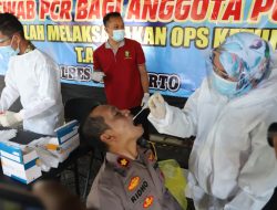 Ratusan Polisi yang Bertugas Sekat Pemudik di Mojokerto Jalani Tes Swab PCR.
