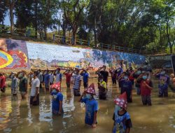 Peringati HUT RI, Warga Kediri Gelar Upacara di Dalam Air