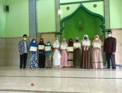 Kepala Madrasah Tsanawiyah Plus Nabawi Serahkan Reward Kepada Siswi Tahfidzul Qur’an
