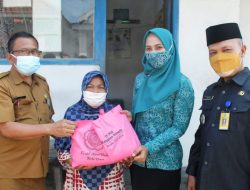 Omzet Dagang Turun Drastis : Mbah Sum Bersyukur Dapat Jatah Sembako Gratis