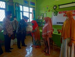 Kepala Kemenag Kabupaten Tuban di Dampingi Kepala MIN 2 Tuban Serahkan Santunan Kaum Dhuafa